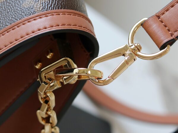 sy_no_0102067C15721BB6013A063111F043F0_5 Classic Dauphine Handbag