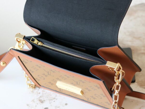sy_no_0102067C15721BB6013A063111F043F0_6 Classic Dauphine Handbag