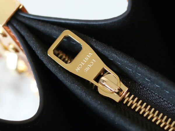 sy_no_0102067C15721BB6013A063111F043F0_7 Classic Dauphine Handbag