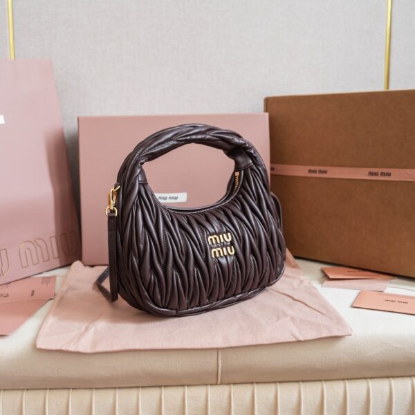 sy_no_02B1B7F79236AB67878FAD4D067BC07F_1 MiuWander Leather Handbag