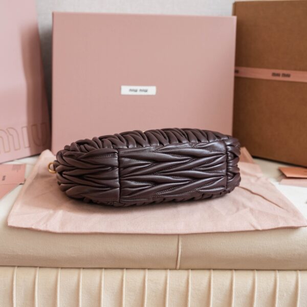 sy_no_02B1B7F79236AB67878FAD4D067BC07F_4 MiuWander Leather Handbag
