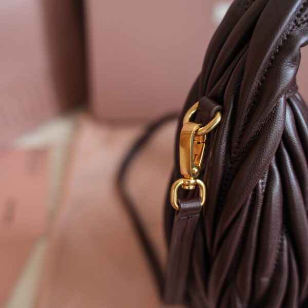 sy_no_02B1B7F79236AB67878FAD4D067BC07F_6 MiuWander Leather Handbag