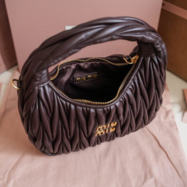 sy_no_02B1B7F79236AB67878FAD4D067BC07F_8 MiuWander Leather Handbag