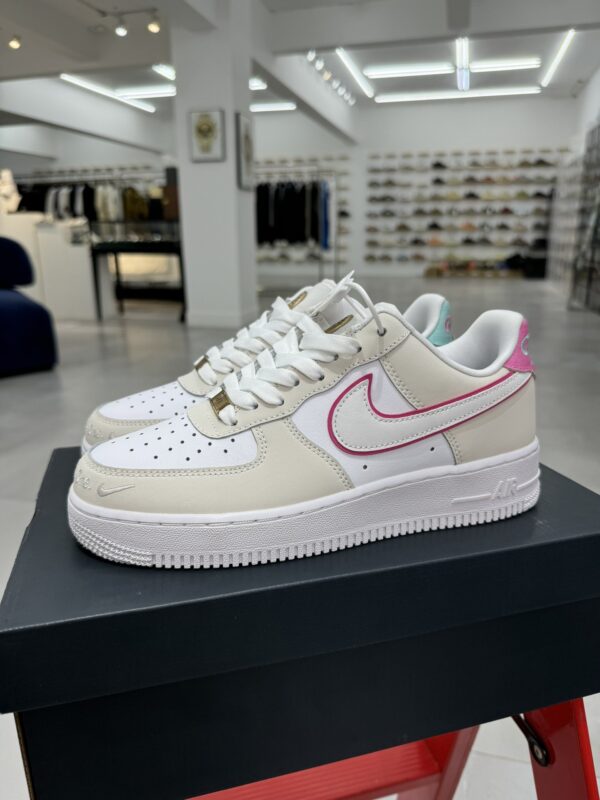 sy_no_03981E9971E75FBD868CF172BE230304_0 Nike Air Force 1 Low “Pink Outline / Asymmetrical Heel” Custom – Sail / White / Pink / Blue