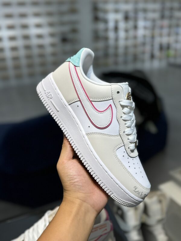 sy_no_03981E9971E75FBD868CF172BE230304_1 Nike Air Force 1 Low “Pink Outline / Asymmetrical Heel” Custom – Sail / White / Pink / Blue