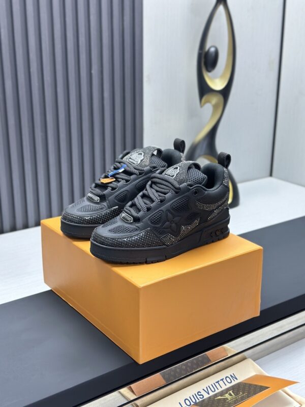 sy_no_043E0C55A4E6982A80F95A38C72742F4_0 Black Rhinestone Low-Top Retro Skate Sneakers