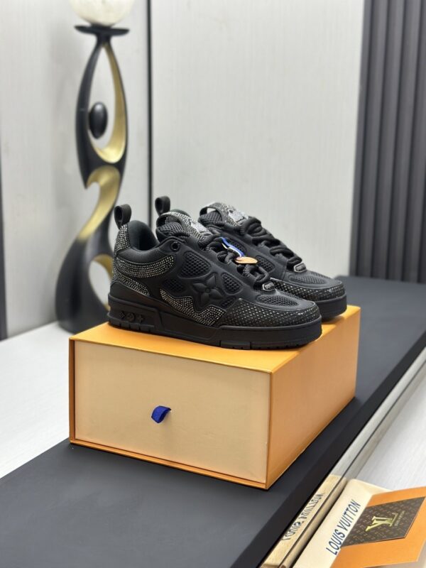 sy_no_043E0C55A4E6982A80F95A38C72742F4_1 Black Rhinestone Low-Top Retro Skate Sneakers