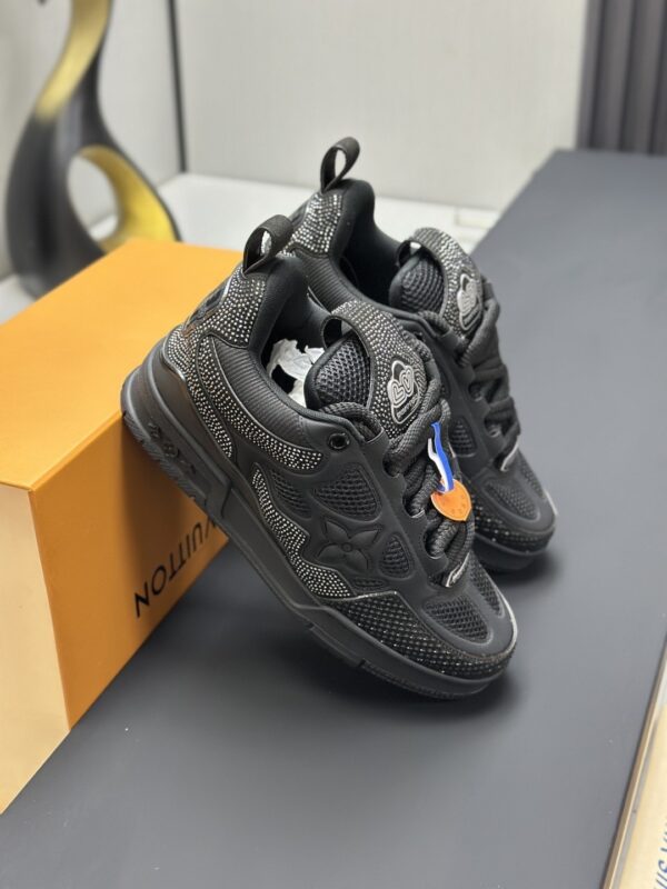 sy_no_043E0C55A4E6982A80F95A38C72742F4_3 Black Rhinestone Low-Top Retro Skate Sneakers