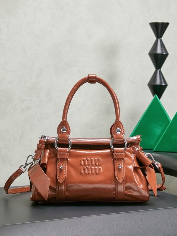 sy_no_066FA3D7F3DB043995F2A512C4596821_0 Miu Miu New Oiled-Wax Leather Bow Biker-Style Bag – Vintage, Spacious, Multi-Way Bag (Underarm, Shoulder, Crossbody, Handheld) – Brown