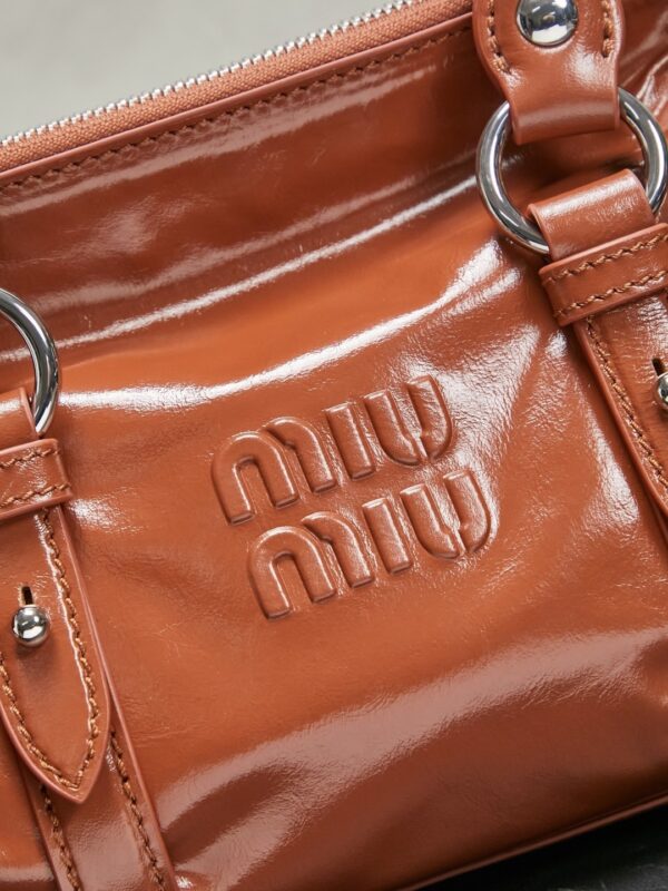 sy_no_066FA3D7F3DB043995F2A512C4596821_4 Miu Miu New Oiled-Wax Leather Bow Biker-Style Bag – Vintage, Spacious, Multi-Way Bag (Underarm, Shoulder, Crossbody, Handheld) – Brown