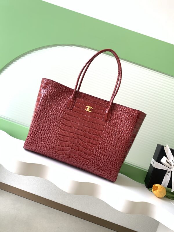sy_no_0714441D03C9C9C2D003C69CA772EF20_0 Red Cerf Large Crocodile-Embossed Leather Tote Bag