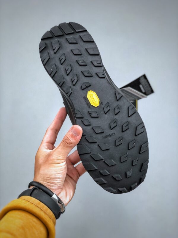 sy_no_09BDC37B1659A2B53072015808950F09_7 Black & Gold Waterproof Technical Trail Running Shoes