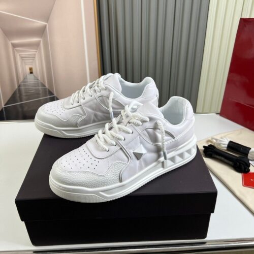 sy_no_0CDD0C80E659F25AAA34A6A99B8FA7DF_0 White Studded Retro Low-Top Sneakers