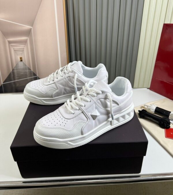 sy_no_0CDD0C80E659F25AAA34A6A99B8FA7DF_0 White Studded Retro Low-Top Sneakers