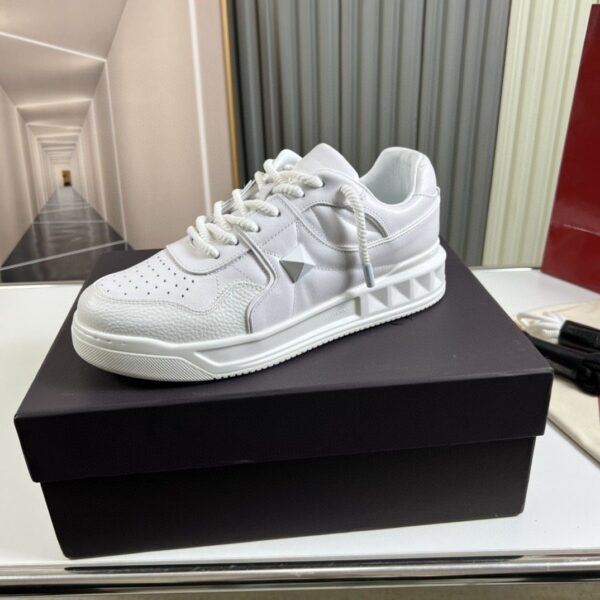 sy_no_0CDD0C80E659F25AAA34A6A99B8FA7DF_1 White Studded Retro Low-Top Sneakers
