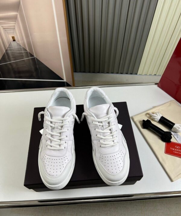 sy_no_0CDD0C80E659F25AAA34A6A99B8FA7DF_2 White Studded Retro Low-Top Sneakers