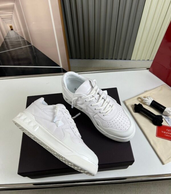 sy_no_0CDD0C80E659F25AAA34A6A99B8FA7DF_3 White Studded Retro Low-Top Sneakers