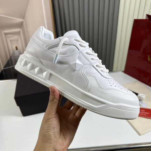sy_no_0CDD0C80E659F25AAA34A6A99B8FA7DF_4 White Studded Retro Low-Top Sneakers
