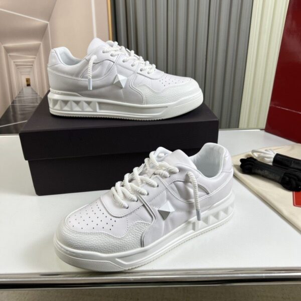 sy_no_0CDD0C80E659F25AAA34A6A99B8FA7DF_6 White Studded Retro Low-Top Sneakers