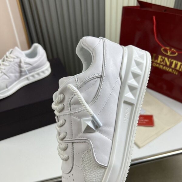 sy_no_0CDD0C80E659F25AAA34A6A99B8FA7DF_7 White Studded Retro Low-Top Sneakers