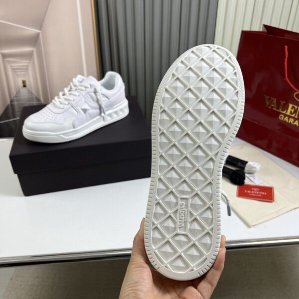 sy_no_0CDD0C80E659F25AAA34A6A99B8FA7DF_8 White Studded Retro Low-Top Sneakers