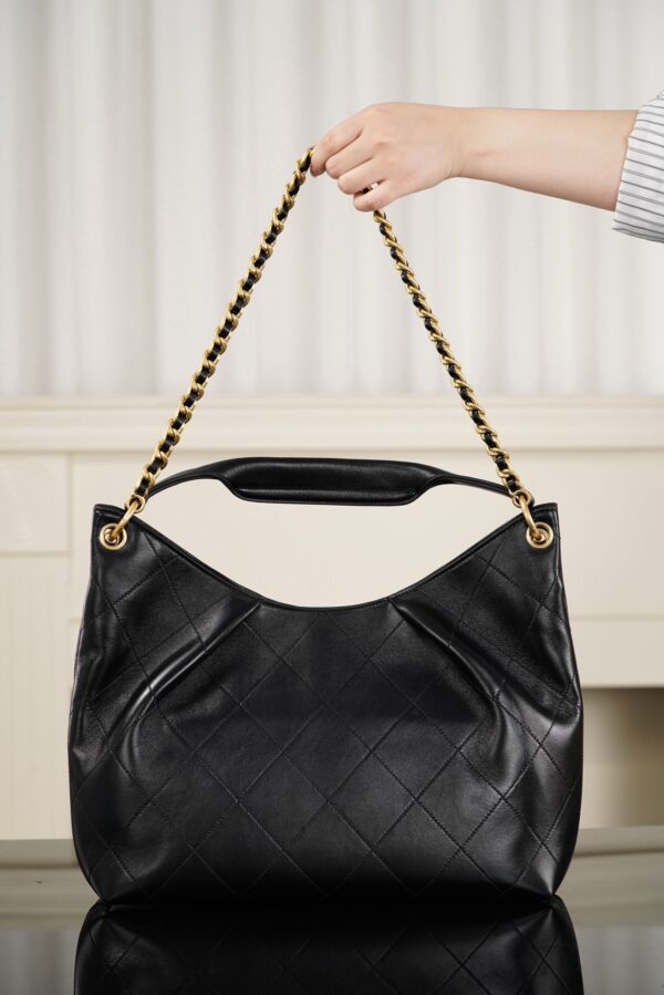 sy_no_0D0F4DF3ADF2CBA1A0E2ABADCBBBAF6D_1 Chanel 26C Cruise Collection New Arrival: Large Black & Gold Hobo Bag