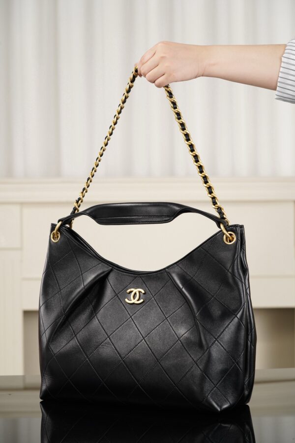 sy_no_0D0F4DF3ADF2CBA1A0E2ABADCBBBAF6D_2 Chanel 26C Cruise Collection New Arrival: Large Black & Gold Hobo Bag