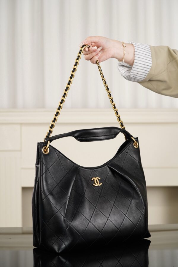 sy_no_0D0F4DF3ADF2CBA1A0E2ABADCBBBAF6D_3 Chanel 26C Cruise Collection New Arrival: Large Black & Gold Hobo Bag