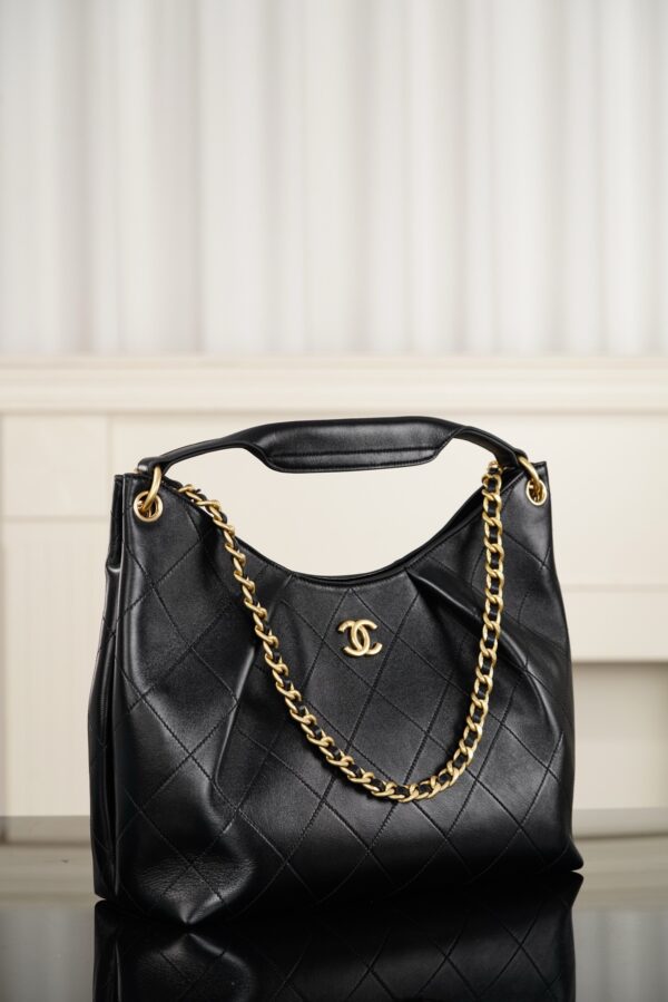 sy_no_0D0F4DF3ADF2CBA1A0E2ABADCBBBAF6D_4 Chanel 26C Cruise Collection New Arrival: Large Black & Gold Hobo Bag