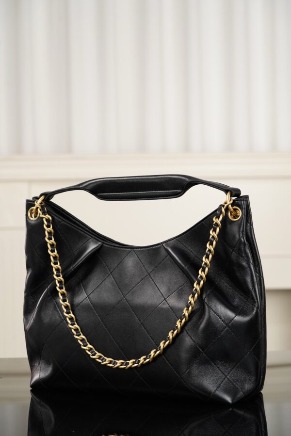 sy_no_0D0F4DF3ADF2CBA1A0E2ABADCBBBAF6D_5 Chanel 26C Cruise Collection New Arrival: Large Black & Gold Hobo Bag