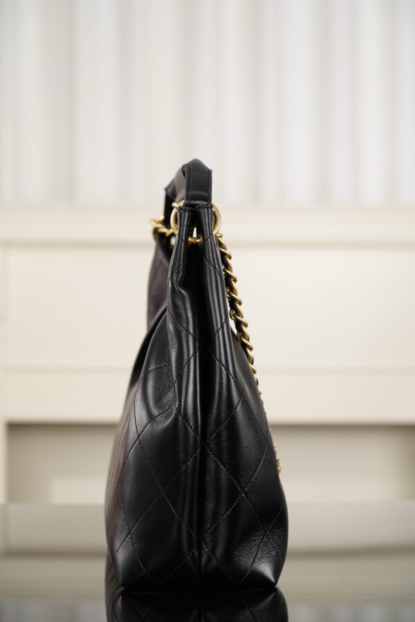 sy_no_0D0F4DF3ADF2CBA1A0E2ABADCBBBAF6D_6 Chanel 26C Cruise Collection New Arrival: Large Black & Gold Hobo Bag