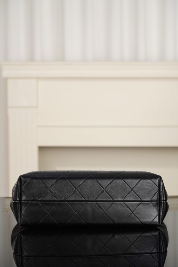 sy_no_0D0F4DF3ADF2CBA1A0E2ABADCBBBAF6D_8 Chanel 26C Cruise Collection New Arrival: Large Black & Gold Hobo Bag