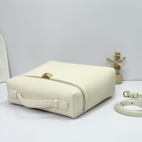 sy_no_113D7E3D9ACF5556CA4FEBDE3F7F87D7_2 L23.5 Backpack – Soft White with Gold Hardware