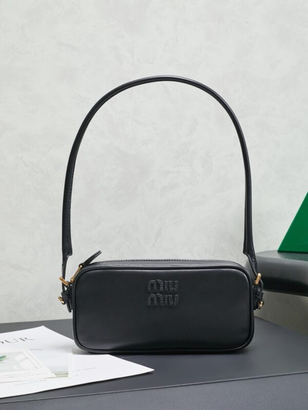 sy_no_13AB35CC7A8893A4DEBDB451D8FF690D_0 Black Smooth Leather Rectangular Underarm Camera Bag