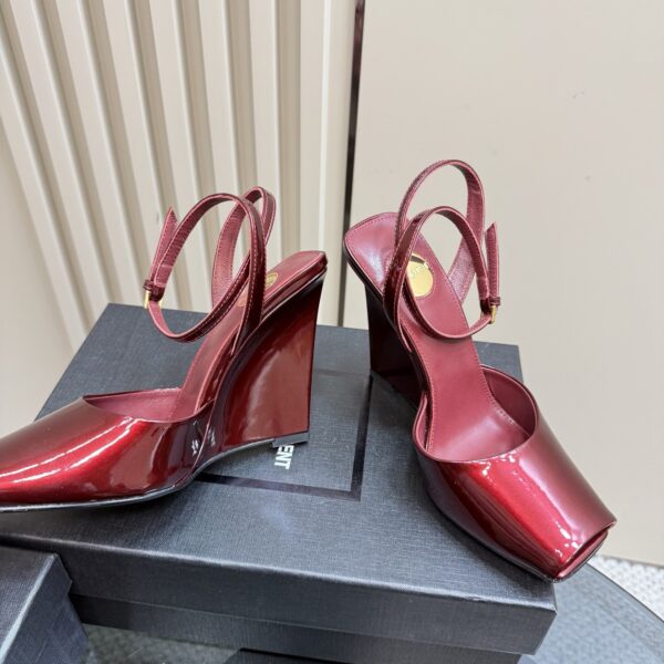 sy_no_162056802BD4F8AD0C8EF58038E083E5_2 Burgundy Patent Leather Square-Toe Wedge Heels