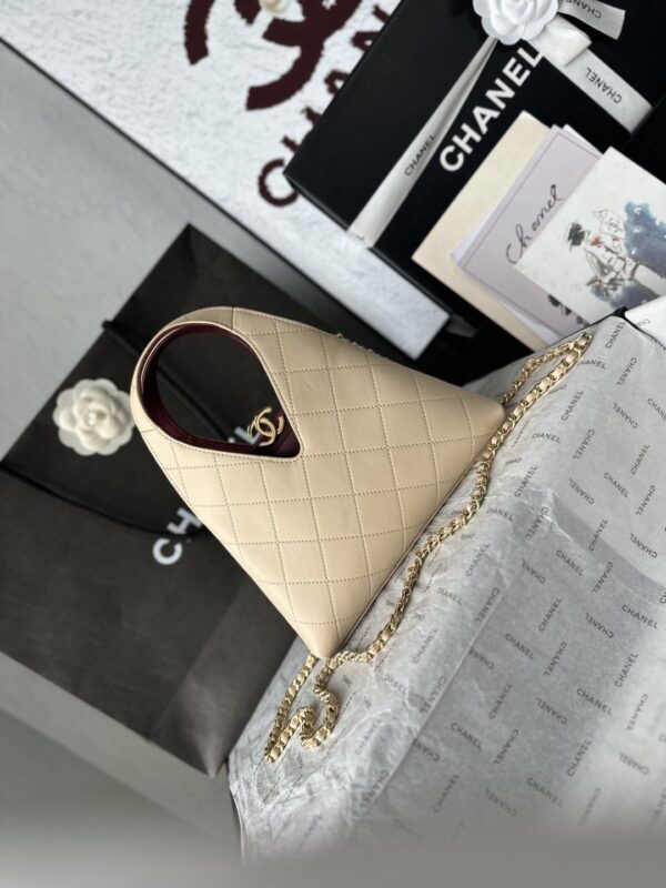 sy_no_1949E1A430AA0E029541CC69EB4DBA80_1 CHANEL Quilted Inverted-Triangle Hobo Bag / Tote / Crossbody Bag