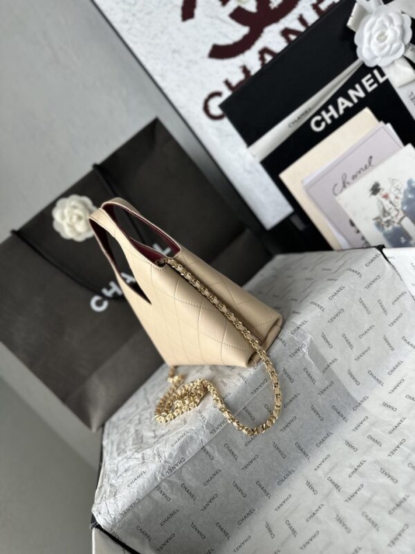 sy_no_1949E1A430AA0E029541CC69EB4DBA80_2 CHANEL Quilted Inverted-Triangle Hobo Bag / Tote / Crossbody Bag