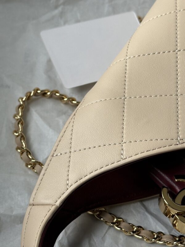 sy_no_1949E1A430AA0E029541CC69EB4DBA80_6 CHANEL Quilted Inverted-Triangle Hobo Bag / Tote / Crossbody Bag