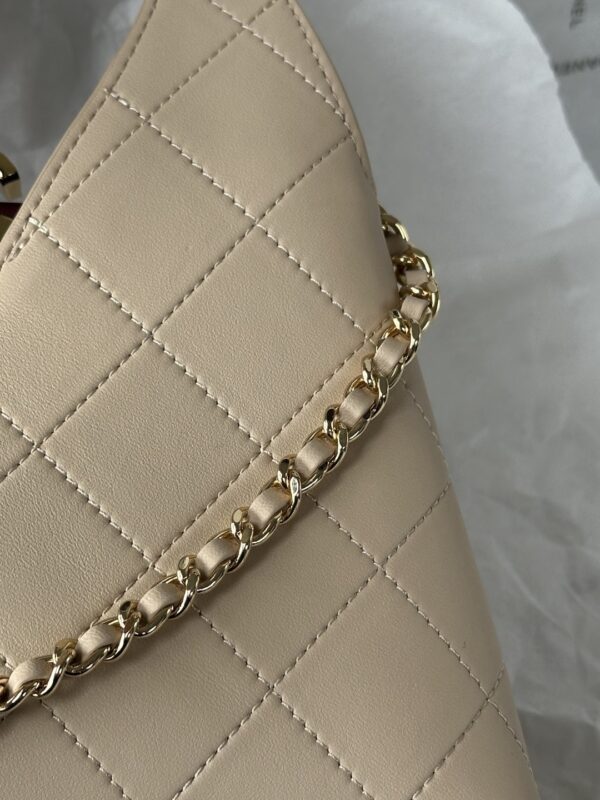 sy_no_1949E1A430AA0E029541CC69EB4DBA80_7 CHANEL Quilted Inverted-Triangle Hobo Bag / Tote / Crossbody Bag