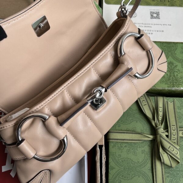 sy_no_1E4FAF2A6980187DDD7512FCC5542512_6 Gucci Horsebit Chain Shoulder Bag – 2023 Runway Style