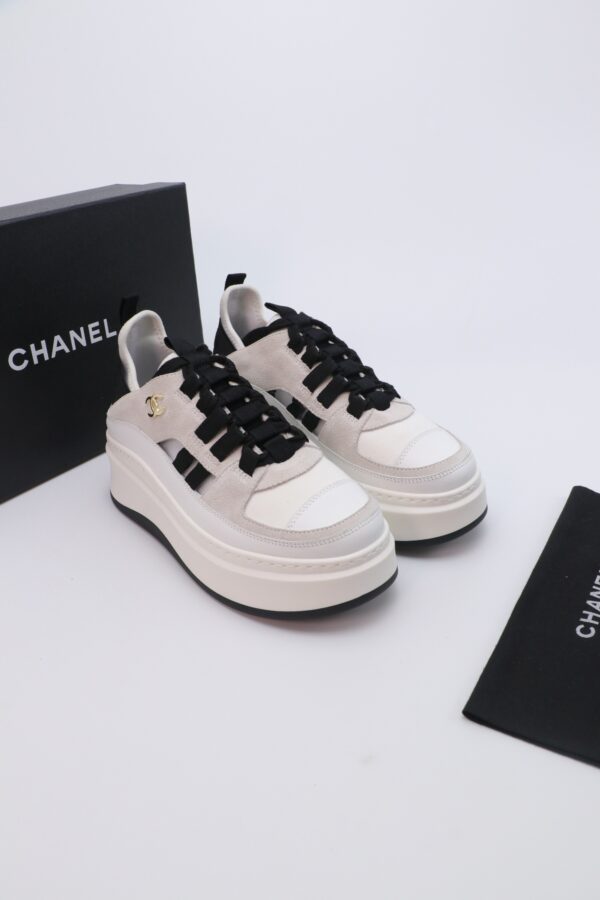 sy_no_1F247F228B3953B93D8607AF14ED29A1_5 Cream, Light Grey & Black Suede Platform Sneakers