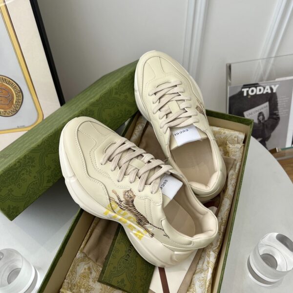 sy_no_20743E3C3C45B7A91DC250A2D2C114E8_4 Gucci Rhyton “Gucci Tiger” Print Leather Sneaker in Off-White