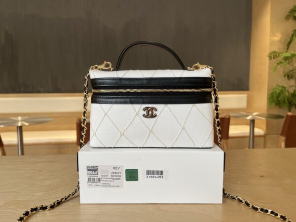 sy_no_25E665AB4BDCE7C3E663F6E5E2A50907_0 Chanel Women's Quilted Washed Canvas & Denim Chain Shoulder/Handbag