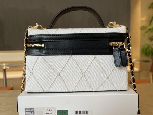 sy_no_25E665AB4BDCE7C3E663F6E5E2A50907_2 Chanel Women's Quilted Washed Canvas & Denim Chain Shoulder/Handbag