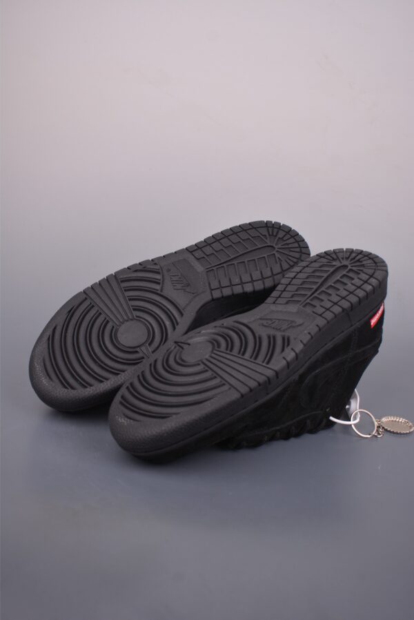 sy_no_2674086B60148645AC7919CA2C4788C8_2 Supreme x Nike SB Dunk Low “Black Suede”