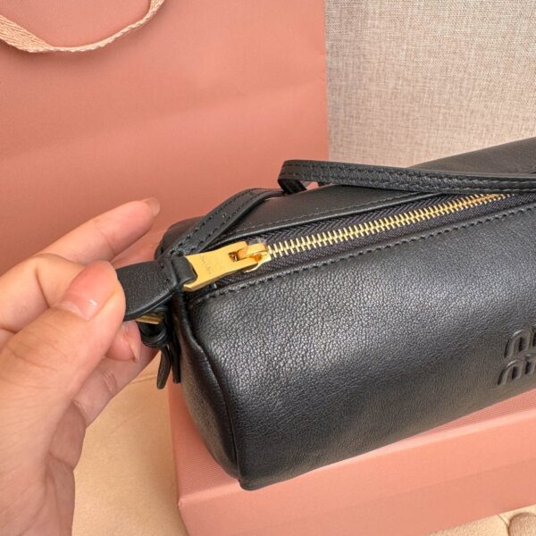 sy_no_275F254B24A7EF6302825C49DDB5A992_6 Black Leather Cylindrical Underarm Shoulder Bag