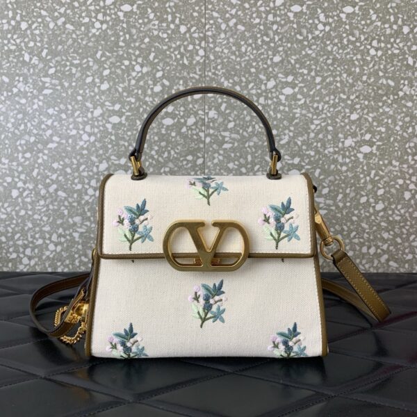 sy_no_27D4CC56CB915F670BA3025B55BFA041_0 Valentino Garavani VaVSling Handbag – Spring/Summer 2026
