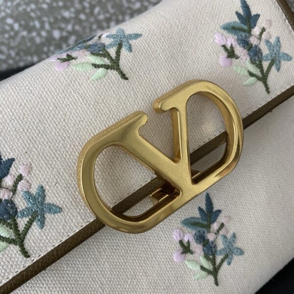 sy_no_27D4CC56CB915F670BA3025B55BFA041_3 Valentino Garavani VaVSling Handbag – Spring/Summer 2026