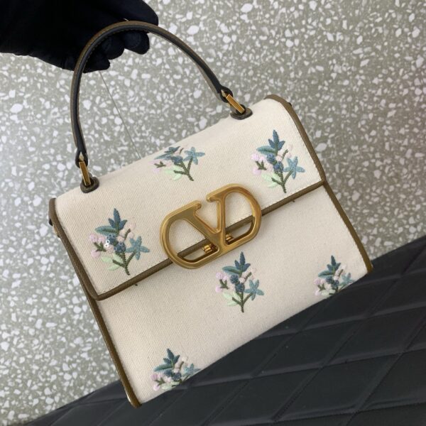 sy_no_27D4CC56CB915F670BA3025B55BFA041_4 Valentino Garavani VaVSling Handbag – Spring/Summer 2026