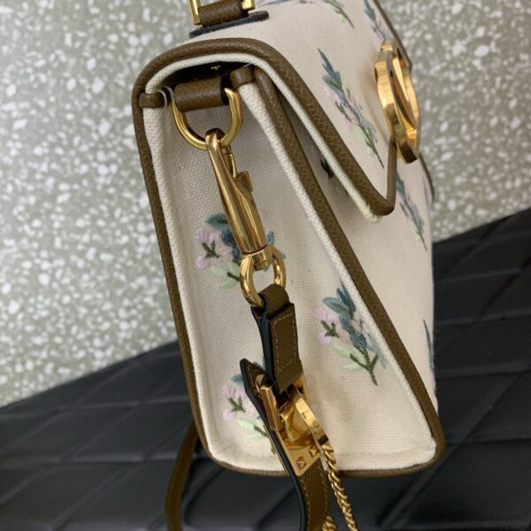 sy_no_27D4CC56CB915F670BA3025B55BFA041_5 Valentino Garavani VaVSling Handbag – Spring/Summer 2026